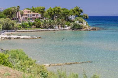 Yunanistan 'ın Zakynthos adasının doğu kıyısındaki Ammoudi köyündeki resimli kumlu plaj.