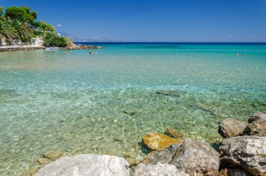 Yunanistan 'ın Zakynthos adasının doğu kıyısındaki Ammoudi köyündeki resimli kumlu plaj.