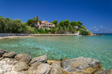 Yunanistan 'ın Zakynthos adasının doğu kıyısındaki Ammoudi köyündeki resimli kumlu plaj.