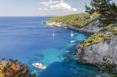 Turkuaz Careta Trampolino kayalık plajının manzarası. Yunanistan 'ın İyon Denizi' ndeki Zakynthos adasının kuzey doğu kıyısında yer almaktadır..