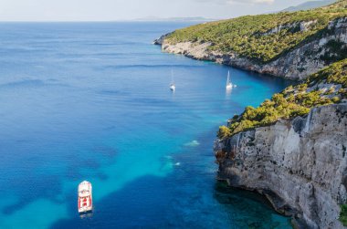 Turkuaz Careta Trampolino kayalık plajının manzarası. Yunanistan 'ın İyon Denizi' ndeki Zakynthos adasının kuzey doğu kıyısında yer almaktadır..