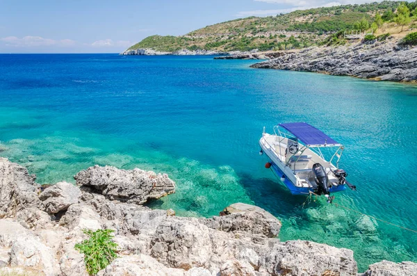 Motorbåt Pittoreska Turkos Stoufis Stranden Det Ligger Den Nordöstra Kusten — Stockfoto