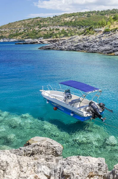 Motorboot Malerischen Türkisfarbenen Strand Von Stoufis Liegt Der Nordostküste Der — Stockfoto