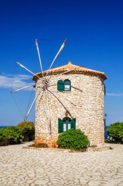 Yunanistan 'ın İyon Denizi kıyısındaki Zakynthos adasında geleneksel Yunan yel değirmeni.