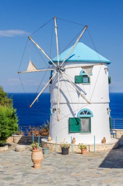 Yunanistan 'ın İyon Denizi kıyısındaki Zakynthos adasında geleneksel Yunan yel değirmeni.