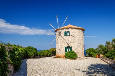 Yunanistan 'ın İyon Denizi kıyısındaki Zakynthos adasında geleneksel Yunan yel değirmeni.