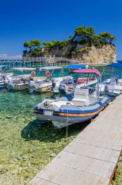 Yunanistan 'ın İyon Denizi' ndeki Zakynthos adasının güneyindeki Lagana koyunda yer alan Agios Sostis 'teki Picturesque Cameo Adası.