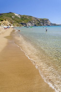 Yunanistan 'ın İyon Denizi' ndeki Zakynthos Adası 'nın Lagana Körfezi' nde yer alan Kalamaki 'deki resimli kumlu plaj.
