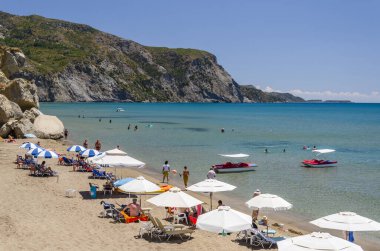 Yunanistan 'ın İyon Denizi' ndeki Zakynthos Adası 'nın Lagana Körfezi' nde yer alan Kalamaki 'deki resimli kumlu plaj.