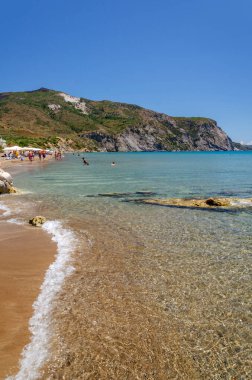 Yunanistan 'ın İyon Denizi' ndeki Zakynthos Adası 'nın Lagana Körfezi' nde yer alan Kalamaki 'deki resimli kumlu plaj.