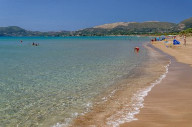Yunanistan 'ın İyon Denizi' ndeki Zakynthos Adası 'nın Lagana Körfezi' nde yer alan Kalamaki 'deki resimli kumlu plaj.