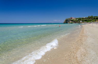 Yunanistan 'ın İyon Denizi' ndeki Zakynthos adasının doğusunda yer alan Tsilivi 'deki altın kumlu plaj.
