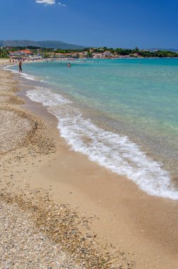 Yunanistan 'ın İyon Denizi' ndeki Zakynthos adasının doğusunda yer alan Tsilivi 'deki altın kumlu plaj.
