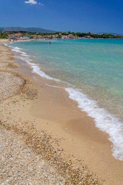 Yunanistan 'ın İyon Denizi' ndeki Zakynthos adasının doğusunda yer alan Tsilivi 'deki altın kumlu plaj.