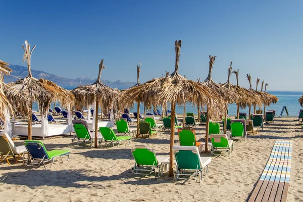 Sombrillas Playa Paja Tumbonas Una Playa Arena Costa Este Isla — Foto de Stock