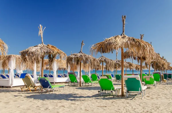 Sombrillas Playa Paja Tumbonas Una Playa Arena Costa Este Isla — Foto de Stock