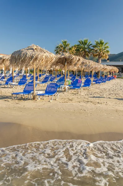 Sombrillas Playa Paja Tumbonas Una Playa Arena Costa Este Isla —  Fotos de Stock