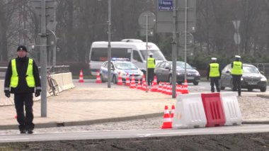 Katowice, Silesia / Polonya - Aralık 2018: Cop24 - Uluslararası Konferans Merkezi'ne, polis memuru. Ö Birleşmiş Milletler Çerçeve Sözleşmesi İklim değişikliği 4k, Uhd, 50p, sinema, portre