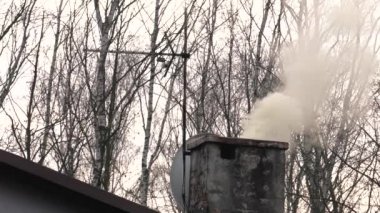 Bacasından duman yükselir. Hava kirliliği. 4k, Uhd, 50p, sinema, yakın-up, 