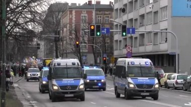 Katowice, Polonya - 08 Aralık 2018: Polisler Cop24, iklim değişikliğine karşı bir protesto sırasında güvenliği sağlayın. 4 k elden vurdu.