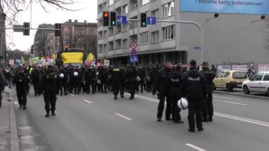 Katowice, Polonya - 08 Aralık 2018: Polisler Cop24, iklim değişikliğine karşı bir protesto sırasında güvenliği sağlayın. 4 k elden vurdu.