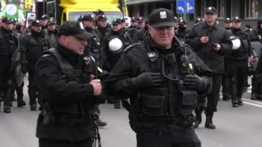 Katowice, Polonya - 08 Aralık 2018: Polis memuru güvenli alan İklim protesto sırasında Cop24 değiştirin. 4 k elden vurdu.
