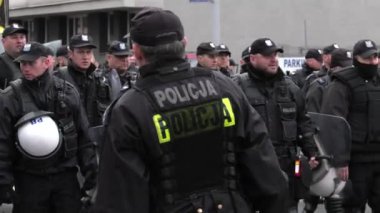 Katowice, Polonya - 08 Aralık 2018: Polis memuru güvenli alan İklim protesto sırasında Cop24 değiştirin. 4 k elden vurdu.