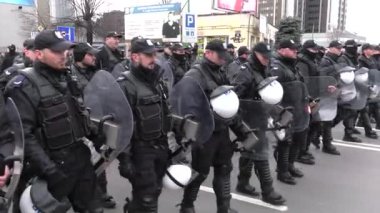 Katowice, Polonya - 08 Aralık 2018: Polis memuru güvenli alan İklim protesto sırasında Cop24 değiştirin. 4 k elden vurdu.