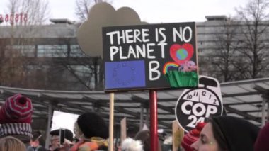 Katowice, Polonya - 08 Aralık 2018: İklim değişikliği protesto. Eylemciler temiz, Cop24, çevre dostu enerji savunucusu. 4 k elden vurdu.