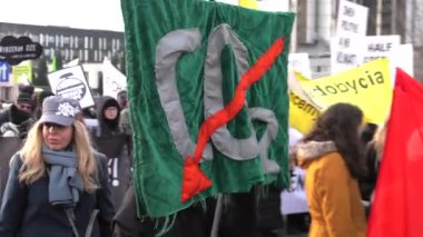 Katowice, Polonya - 08 Aralık 2018: İklim değişikliği protesto. Eylemciler temiz, Cop24, çevre dostu enerji savunucusu. 4 k elden vurdu.