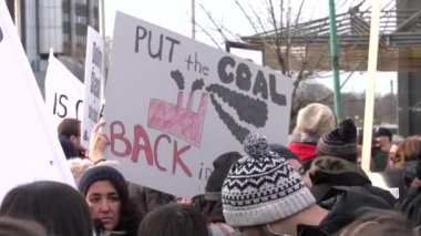 Katowice, Polonya - 08 Aralık 2018: İklim değişikliği protesto. Eylemciler temiz, Cop24, çevre dostu enerji savunucusu. 4 k elden vurdu.
