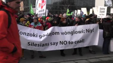 Katowice, Polonya - 08 Aralık 2018: İklim değişikliği protesto. Eylemciler temiz, Cop24, çevre dostu enerji savunucusu. 4 k elden vurdu.