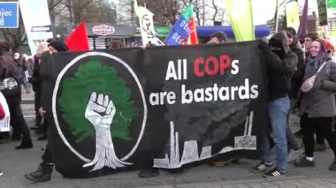 Katowice, Polonya - 08 Aralık 2018: İklim değişikliği protesto. Eylemciler temiz, Cop24, çevre dostu enerji savunucusu. 4 k elden vurdu.