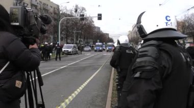 Katowice, Polonya - 08 Aralık 2018: Polisler Cop24, iklim değişikliğine karşı bir protesto sırasında güvenliği sağlayın. 4 k elden vurdu.