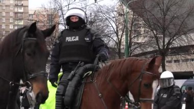 Katowice, Polonya - 08 Aralık 2018: Polisler Cop24, iklim değişikliğine karşı bir protesto sırasında güvenliği sağlayın. 4 k elden vurdu.