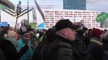 Katowice, Polonya - 08 Aralık 2018: İklim değişikliği protesto. Eylemciler temiz, Cop24, çevre dostu enerji savunucusu. 4 k elden vurdu.