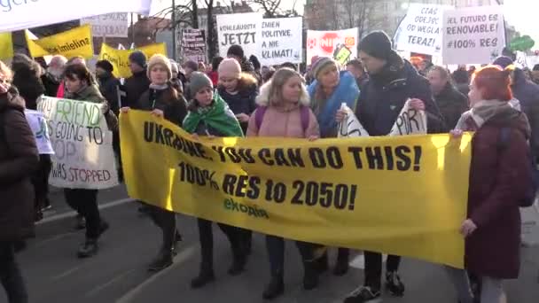 カトヴィツェ ポーランド 2018 気候変動の抗議 活動家をきれいで 環境エネルギー Cop24 で提唱します の手をショットします — ストック動画
