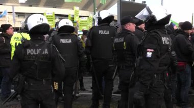 Katowice, Polonya - 08 Aralık 2018: Polis memuru güvenli alan İklim protesto sırasında Cop24 değiştirin. 4 k elden vurdu.