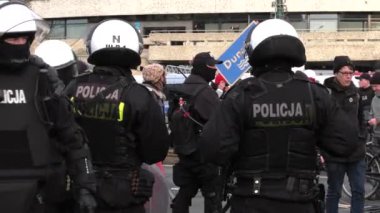 Katowice, Polonya - 08 Aralık 2018: Polis memuru güvenli alan İklim protesto sırasında Cop24 değiştirin. 4 k elden vurdu.