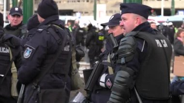 Katowice, Polonya - 08 Aralık 2018: Polis memuru güvenli alan İklim protesto sırasında Cop24 değiştirin. 4 k elden vurdu.