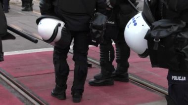 Katowice, Polonya - Aralık, 2018: Polis şehir merkezinde çevreyi güvenlik altına alın. 4k, Uhd, 50p, sinematik, elden vurdu.