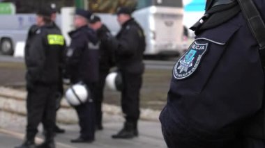 Katowice, Polonya - 08 Aralık 2018: Polis memuru güvenli alan İklim protesto sırasında Cop24 değiştirin. 4 k elden vurdu.
