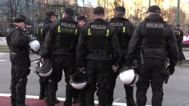 Katowice, Polonya - Aralık, 2018: Polis şehir merkezinde çevreyi güvenlik altına alın. 4k, Uhd, 50p, sinematik, elden vurdu.