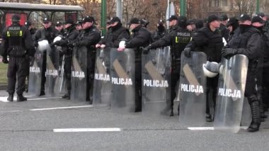 Katowice, Polonya - Aralık, 2018: Polis şehir merkezinde çevreyi güvenlik altına alın. 4k, Uhd, 50p, sinematik, elden vurdu.