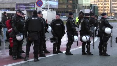 Katowice, Polonya - 08 Aralık 2018: Polis memuru güvenli alan İklim protesto sırasında Cop24 değiştirin. 4 k elden vurdu.