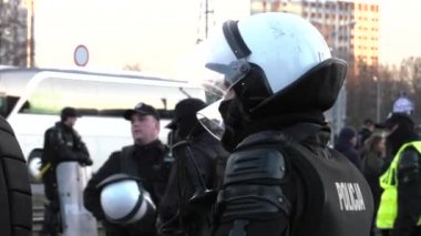 Katowice, Polonya - 08 Aralık 2018: Polis memuru güvenli alan İklim protesto sırasında Cop24 değiştirin. 4 k elden vurdu.