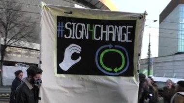 Katowice, Polonya - 08 Aralık 2018: İklim değişikliği protesto. Eylemciler temiz, Cop24, çevre dostu enerji savunucusu. 4 k elden vurdu.