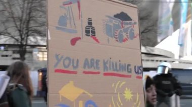 Katowice, Polonya - 08 Aralık 2018: İklim değişikliği protesto. Eylemciler temiz, Cop24, çevre dostu enerji savunucusu. 4 k elden vurdu.