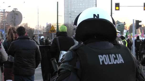 Katowice Polen 2018 Polizisten Sichern Das Gelände Während Einer Protestaktion — Stockvideo