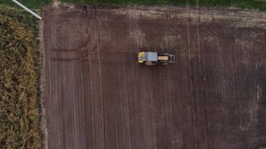Traktör buğday 4K, UHD, Sinematik, Hava Görüntüleri tarlasına böcek ilacı püskürtüyor.